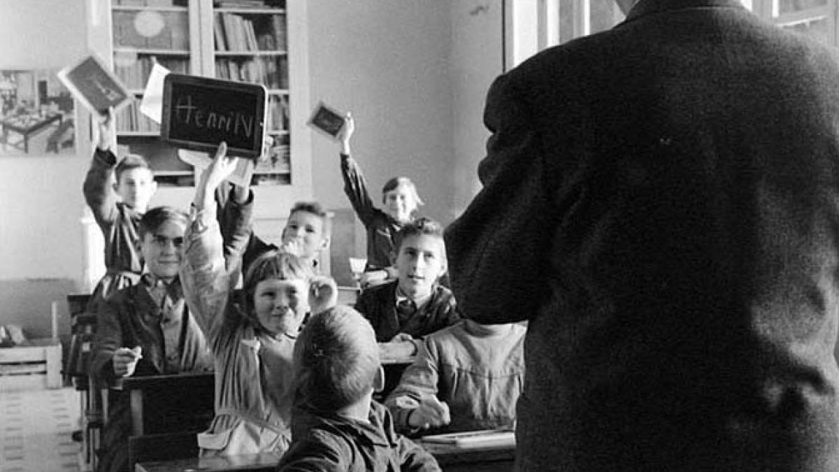   Jean Suquet, Scène scolaire lors d'une inspection primaire en Côte d'Or, 1956 ; 1978.05290.909. © Réseau Canopé - Musée national de l'éducation