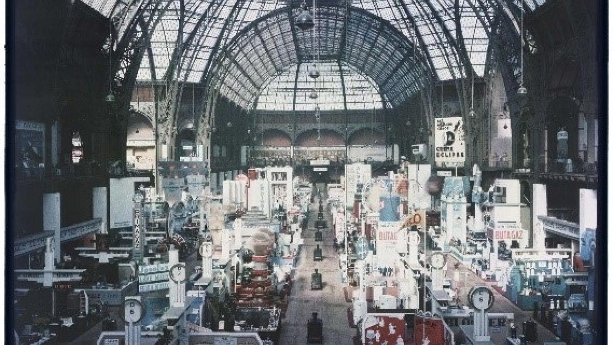 11e salon des Arts ménagers au Grand Palais Vue plongeante sur la foire, avec au 1er plan, les stands des exposants et au second plan, la verrière du Grand Palais.