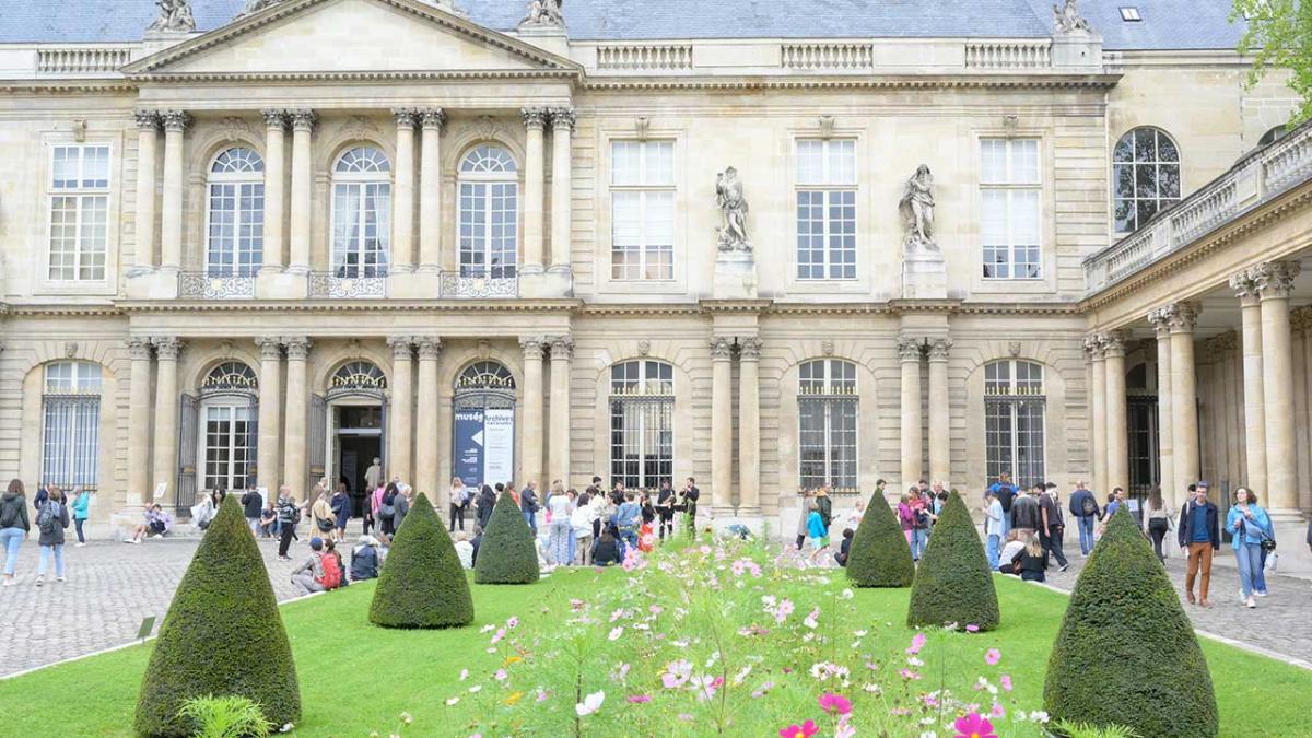 Vue de l'entrée du musée avec du public