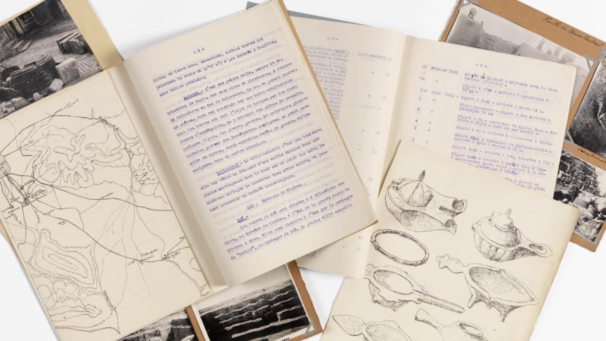 Carnets et photos du dossier de la mission archéologique en Perse : fouilles à Suse (1914-1926) F/17/17225 Des carnets ouverts sont étalés. On voit des relevés topographiques et des dessins d'objets usuels, à l'encre noire. En fond, on aperçoit des photos de fouilles en noir et blanc.
