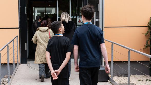 groupe de scolaires devant l'entrée des ANOM