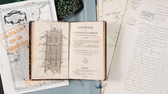 Montage de plusieurs documents tapuscrits ouverts superposés