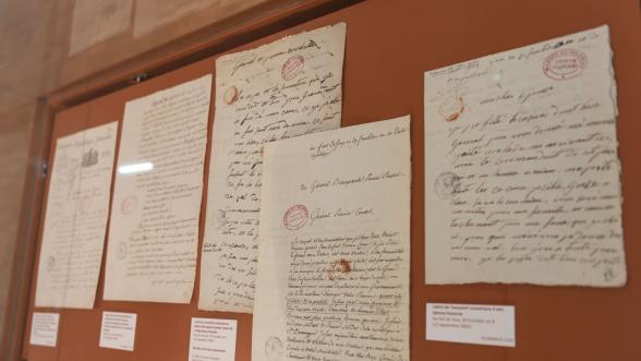 Présentation d'archives sur Toussaint Louverture dans une vitrine