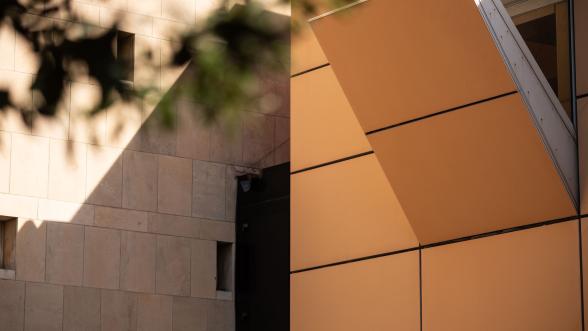 Photographie du bâtiment des ANOM avec détail sur l'extérieur des magasins et le bâtiment principal