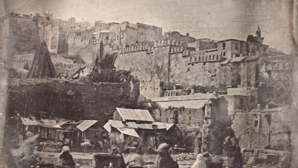 Photographie représentant les remparts d’Alger vue prise de square en face du théâtre actuel en 1844 