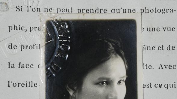 Détail d'un dossier avec photographie en noir et blanc d'un portrait de Vu-Thi Quy 