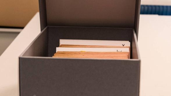 Photographie de fiches papier dans une boîte d'archives ouverte