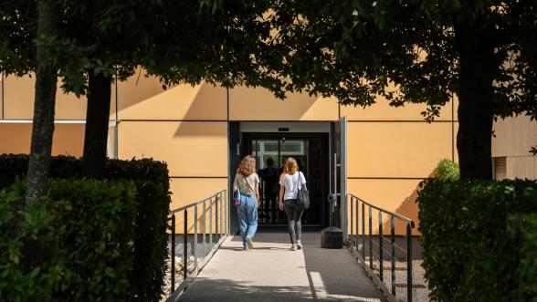 Entrée des ANOM avec deux personnes se dirigeant vesr l'intérieur 