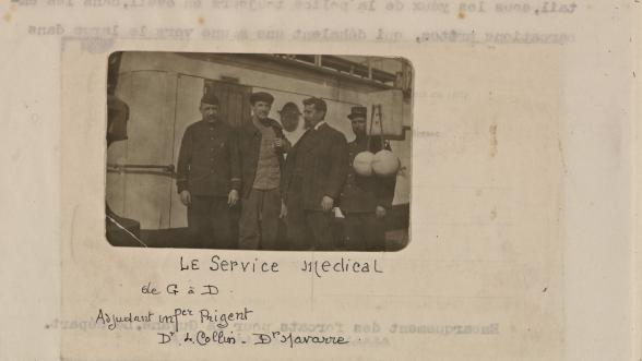 page du journal de Léon Collin avec un ephotographie en noir et blanc de trois hommes accompagnée d'une légende indiquant le service médical adjudent Prigent docteur Léon Collin et docteur Navarre