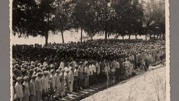 Photographie en noir et blanc avec foule lors d'une cérémonie.