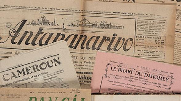 Détail de titres de presse superposés 