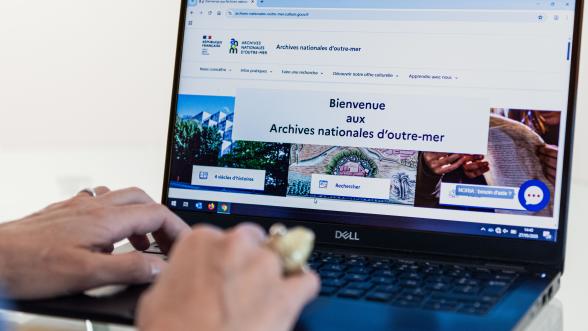 Photographie en couleur montrant un PC portable avec le site internet