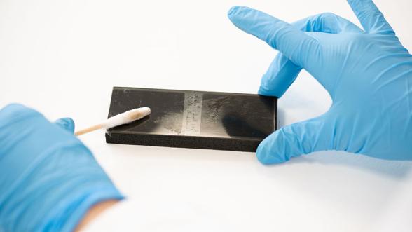 Photographie montrant le nettoyage d'un négatif