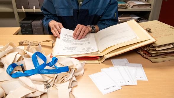stagiaire manipulant un document