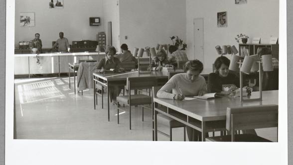 Photographie en noir et blanc de la salle de lecture en 1976