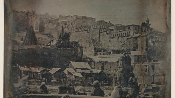 Image numérisée de la vue vue extérieure porte sur la partie sud de l’enceinte ottomane de la ville d’Alger au niveau de la Porte Bab-Azoun
