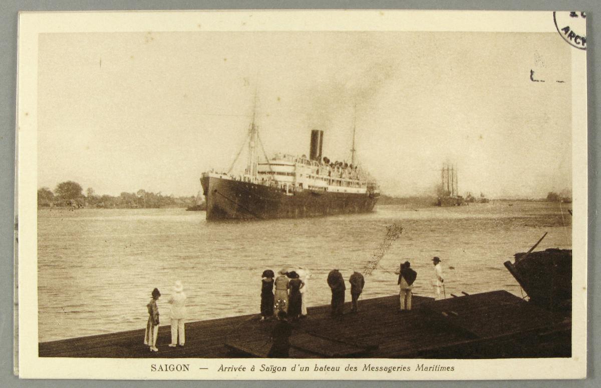 Photographie de l'arrivée à Saïgon d’un bateau des Messageries maritimes, vu depuis la côte