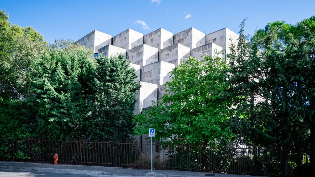 Photographie du bâtiment des ANOM avec détail sur l'extérieur des magasins