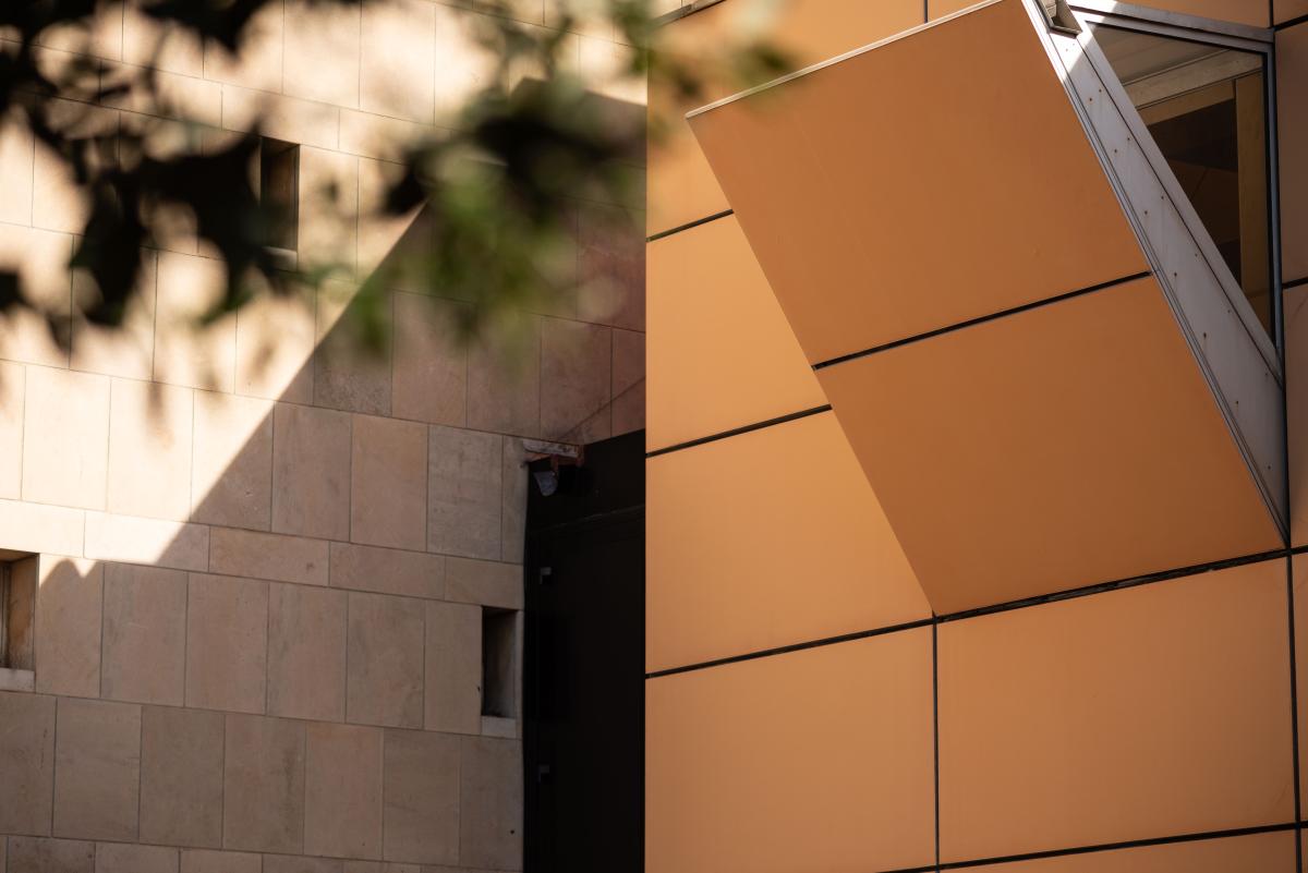 Photographie du bâtiment des ANOM avec détail sur l'extérieur des magasins et le bâtiment principal