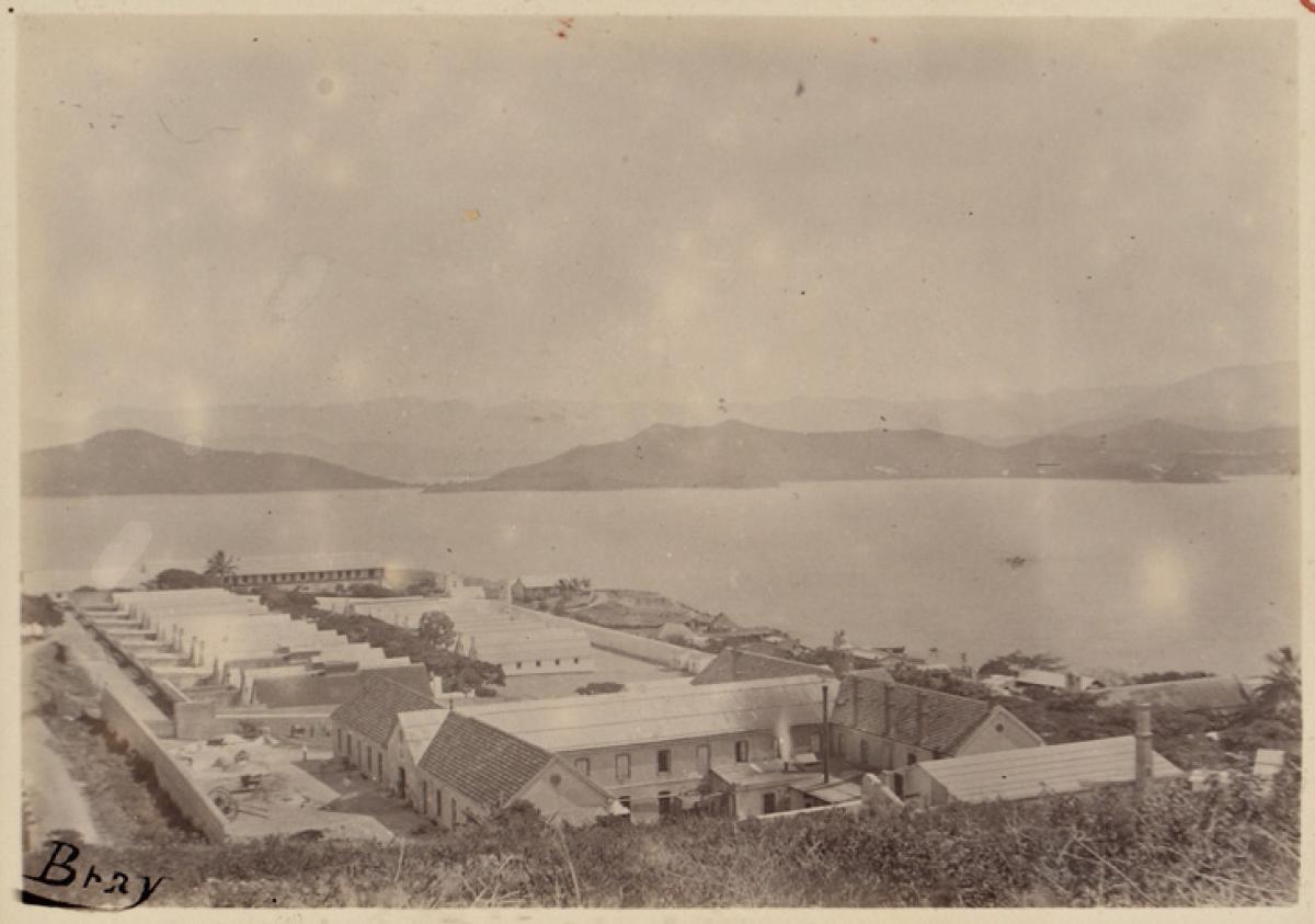 Photographie en noir et blanc de l'Île de Nou en Nouvelle-Calédonie vue de hauteur 