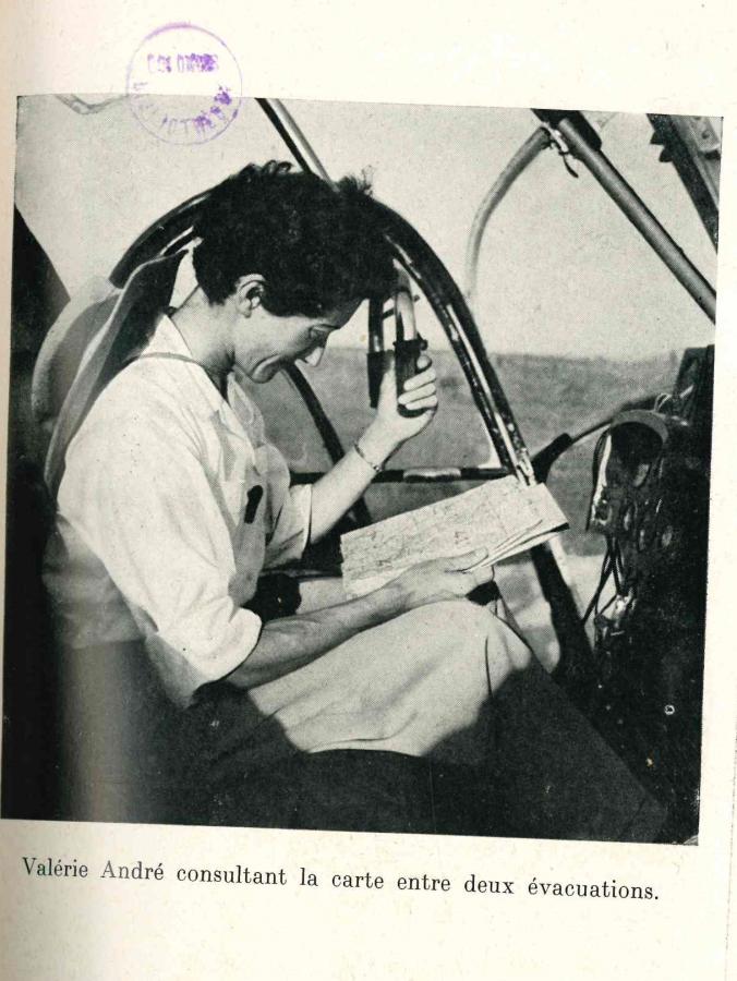Photographie en noir et blanc de Valérie André dans la cabine d'un hélicoptère au sol