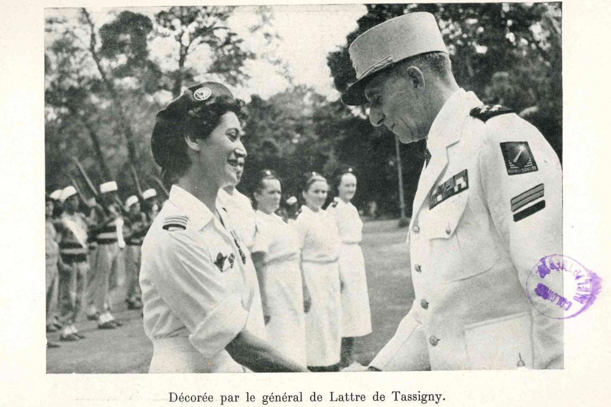 Photographie en noir et blanc de Valérie André reçevant des décorations de Lattre de Tassigny