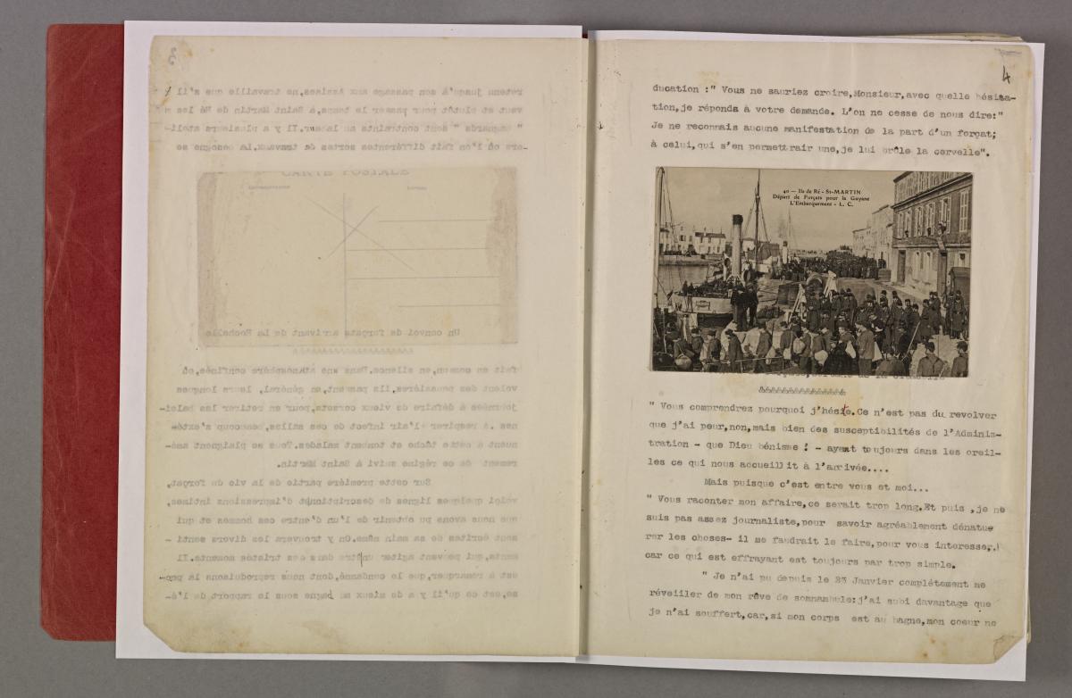 Double page d'un tapuscrit illustré d'une photographie en noir et blanc d'une foule rassemblée dans un port.