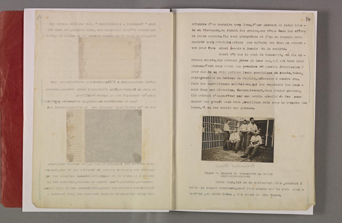 Double page de journal avec du texte typographique et une photo en noir et blanc collée montrant des condamnés au bagne dans une cale de bateau pendant la traversée
