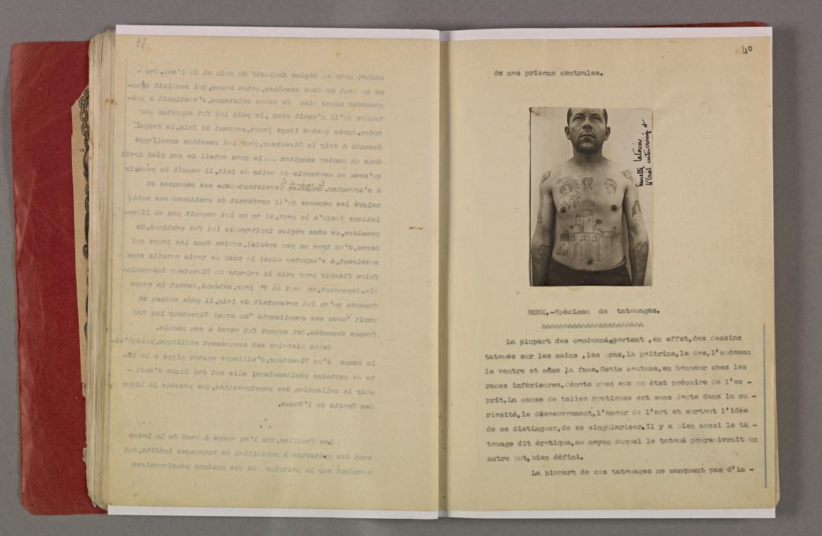 Page d'un tapuscrit avec photographie contrecollée d'un homme tatoué