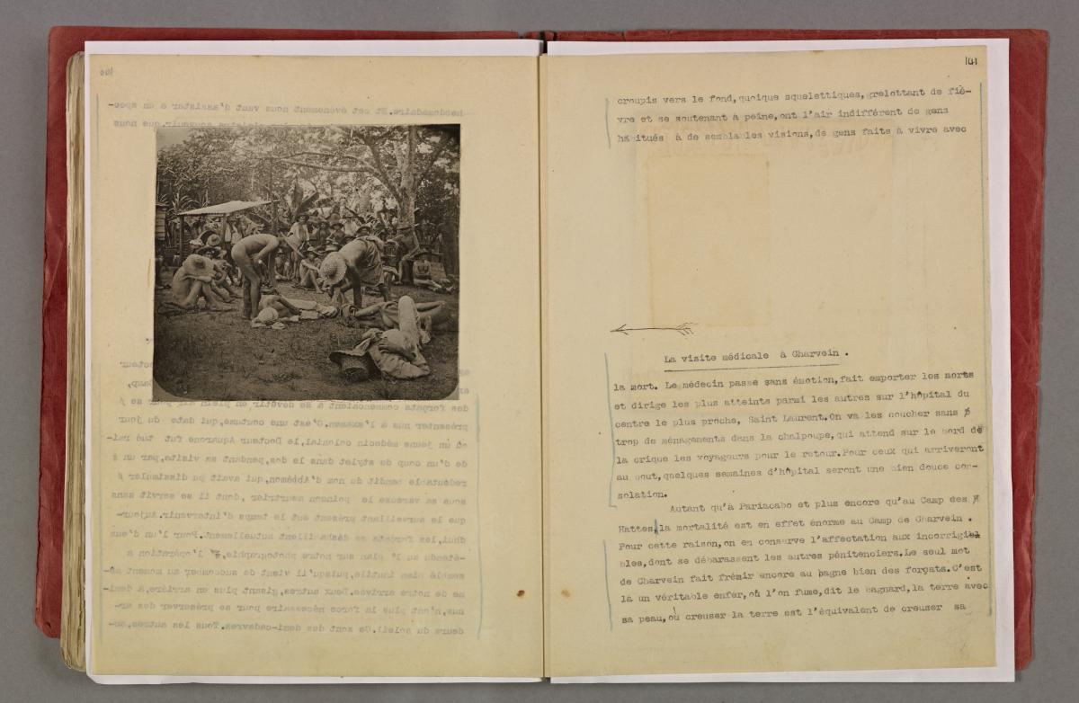 Page d'un tapuscrit avec photographie contrecollée d'un groupe d'hommes devant un camp 