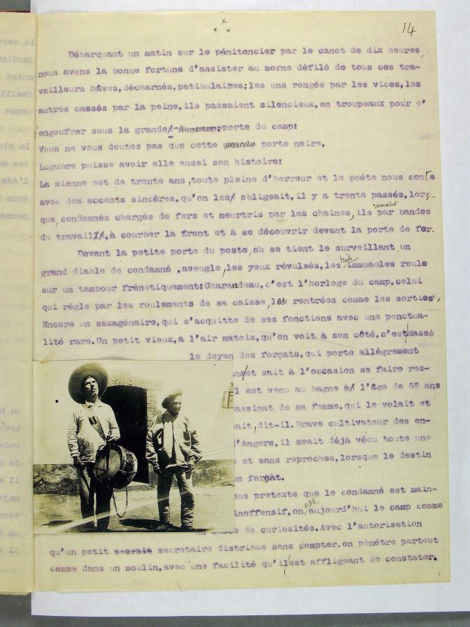 Page d'un tapuscrit avec photographie contrecollée de deux hommes