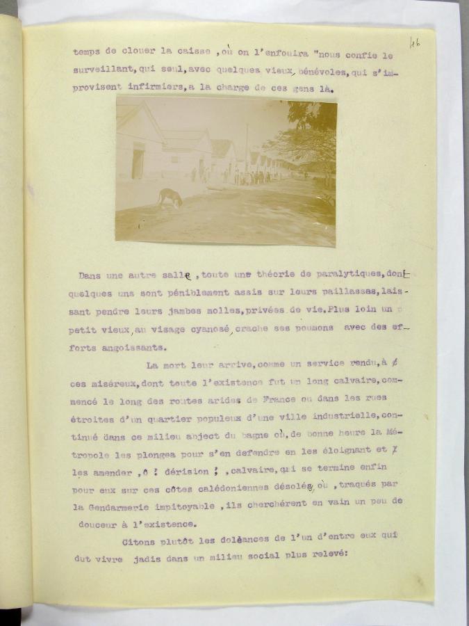 Page d'un manuscrit avec photographie contrecollée figurant une rue bâtie