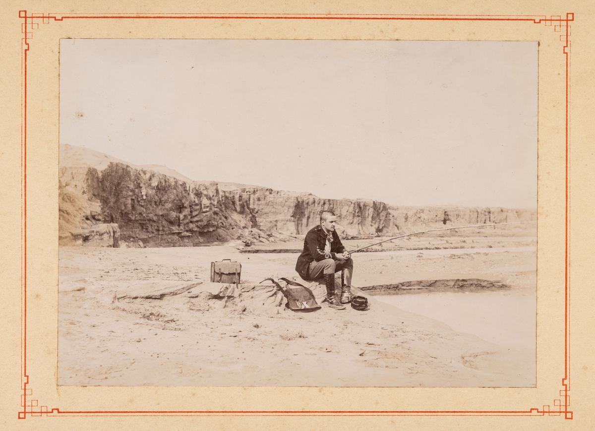 Photographie du 6 avril 1896 représentant un militaire pêchant à Barika