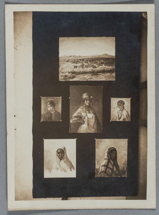 Photographie en noir et blanc de tableaux réalisés par Yo Laur pendant sa mission en Algérie