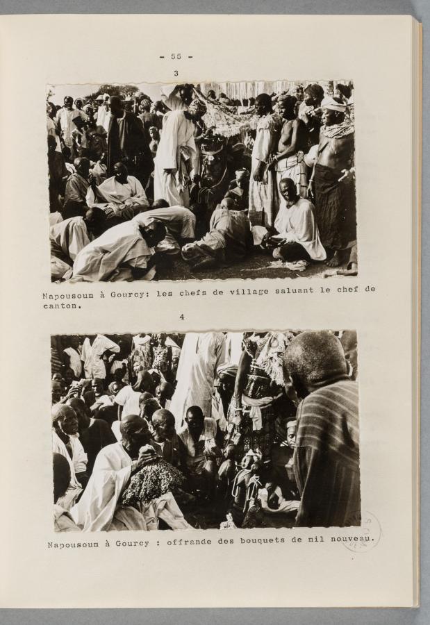Détail d'une page avec deux photographies en noir et blanc de scènes politiques
