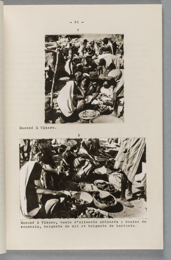 Détail d'une page avec deux photographies en noir et blanc de scènes de marché