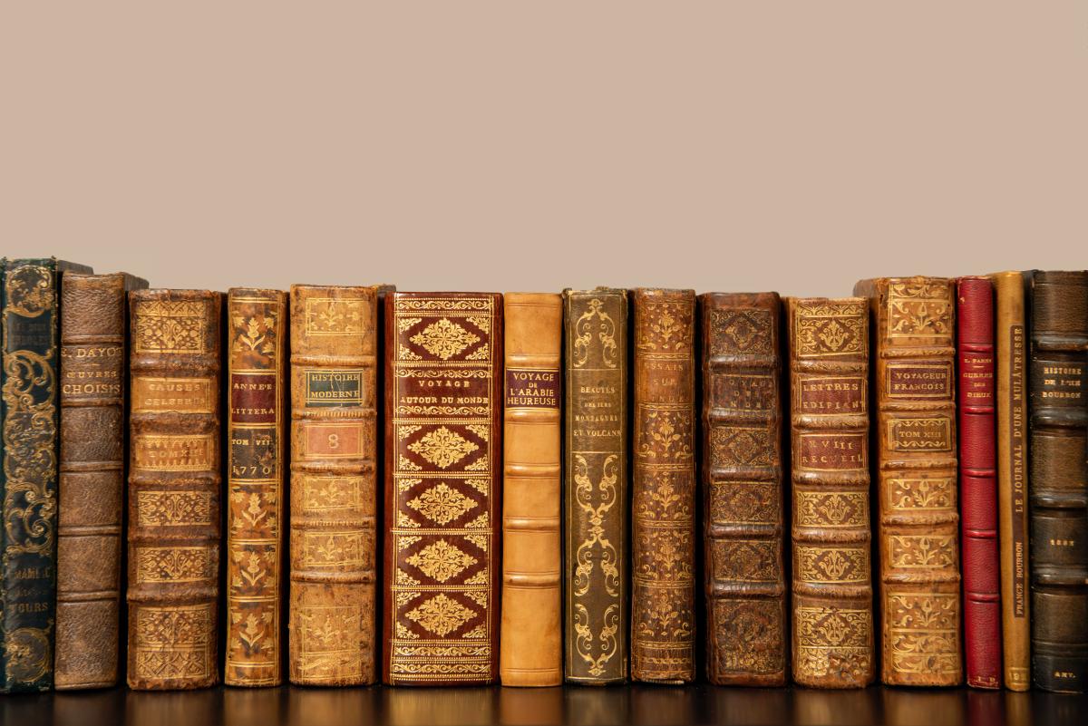 photographie en couleur d'une étagère remplie de livres