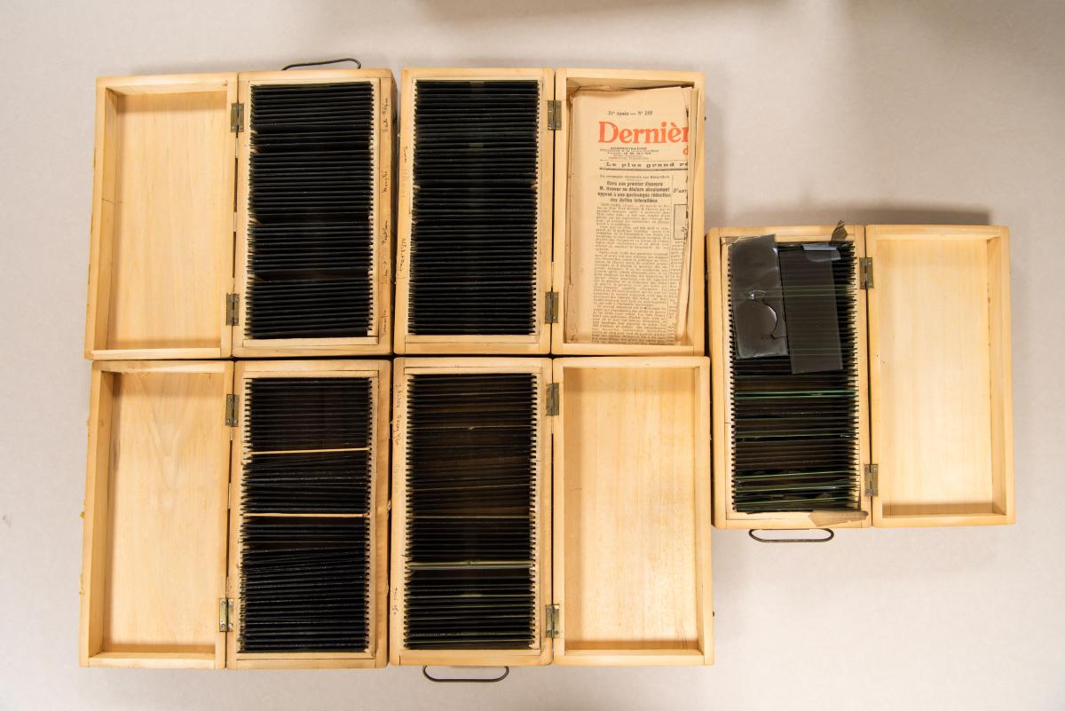 Photographie de négatifs conditionnés en boite en bois