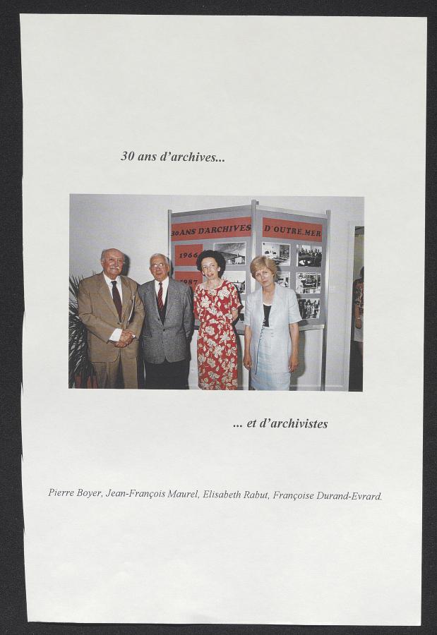 Photographie en couleur issue d'un ouvrage et représentant les quatre directeurs des ANOM