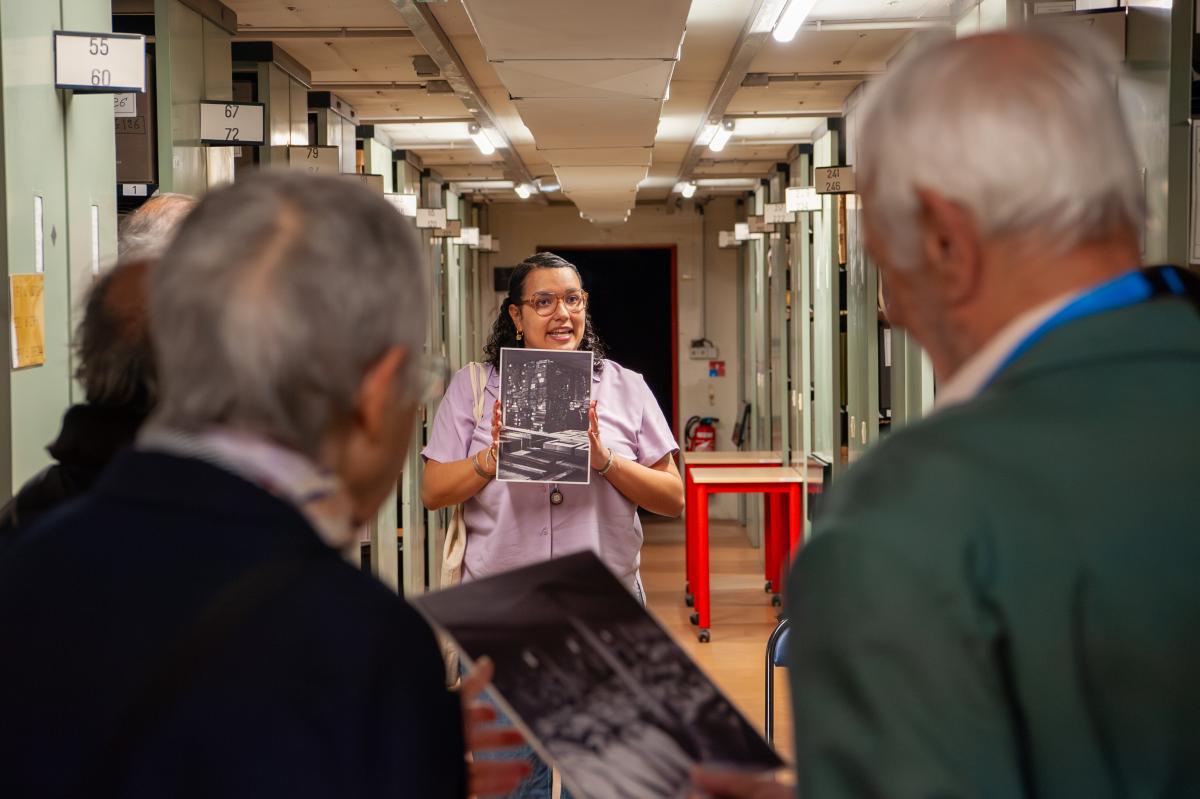 Cassandre Tourdes faisant découvrir les ANOM lors des Journées Européennes des Métiers d’art 2026 
