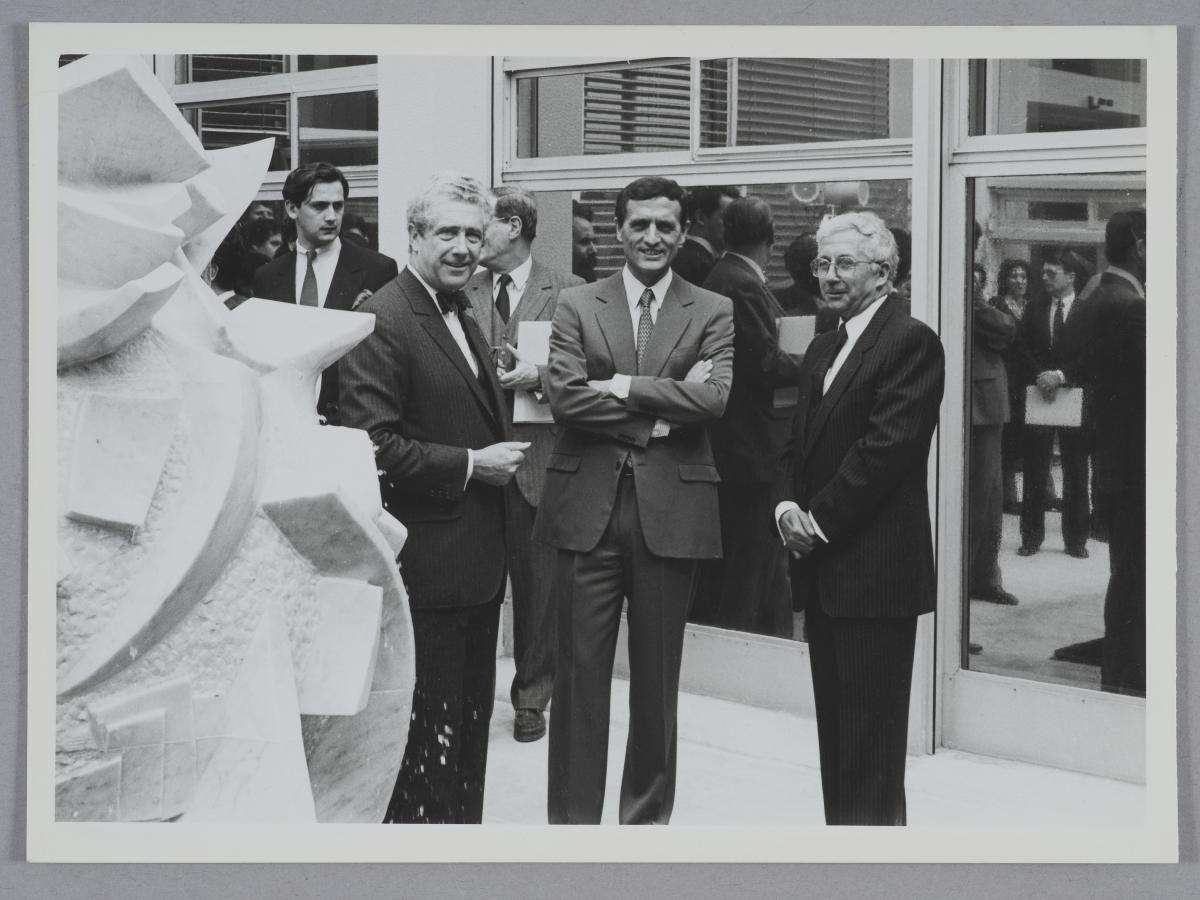 Photographie en noir et blanc représentant François Léotard, ministre de la Culture, Jean Favier, directeur général des Archives de France, et Jean-François Maurel, directeur du CAOM dans le patio
