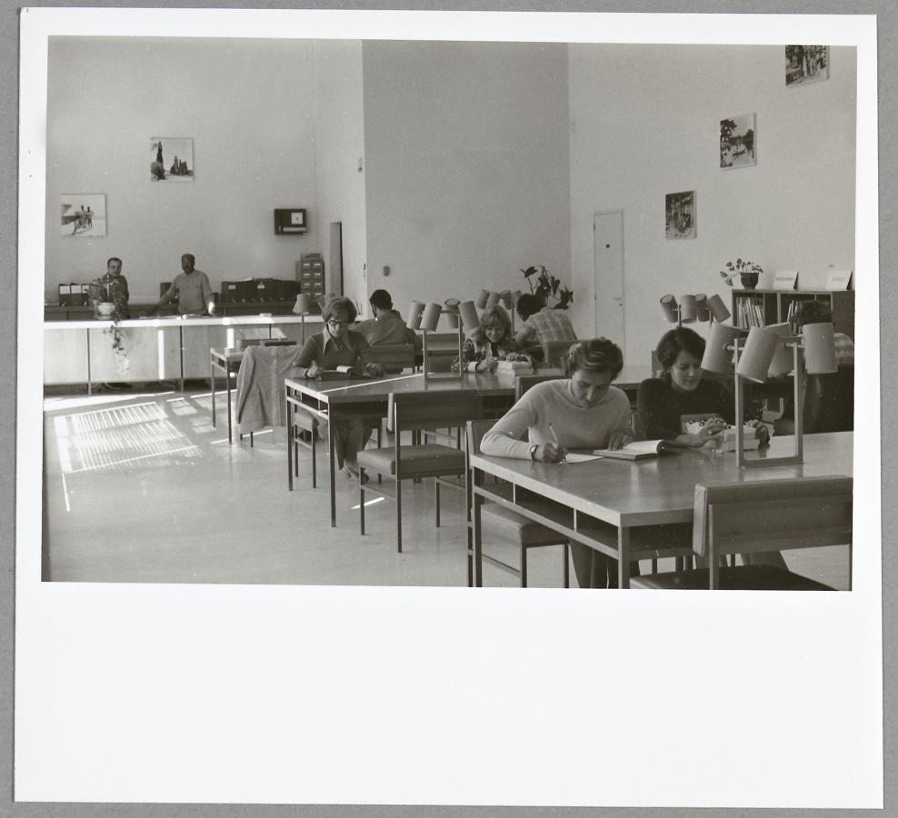 Photographie en noir et blanc de la salle de lecture en 1976