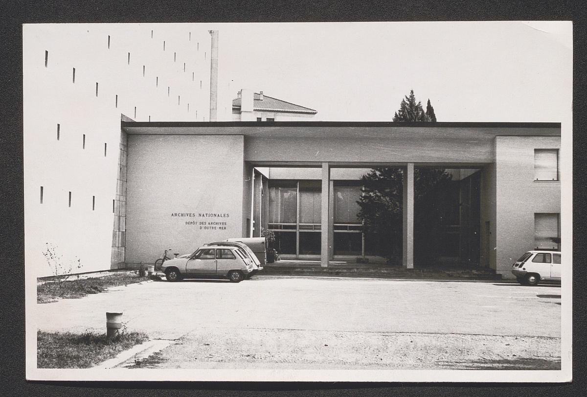 Photographie en noir et blanc de l'entrée des ANOM