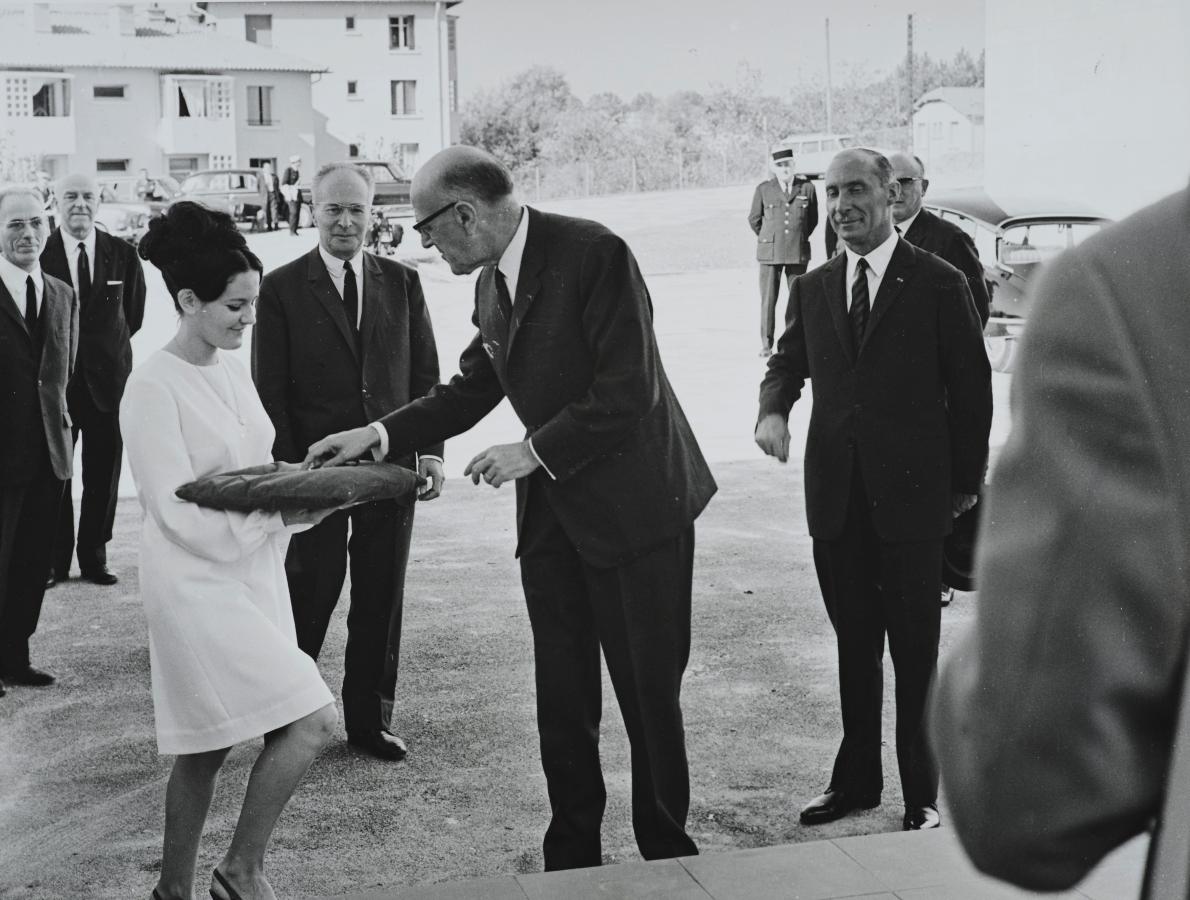 Photographie en noir et blanc représentant André Chamson inaugurant le Dépôt des archives d’outre-mer