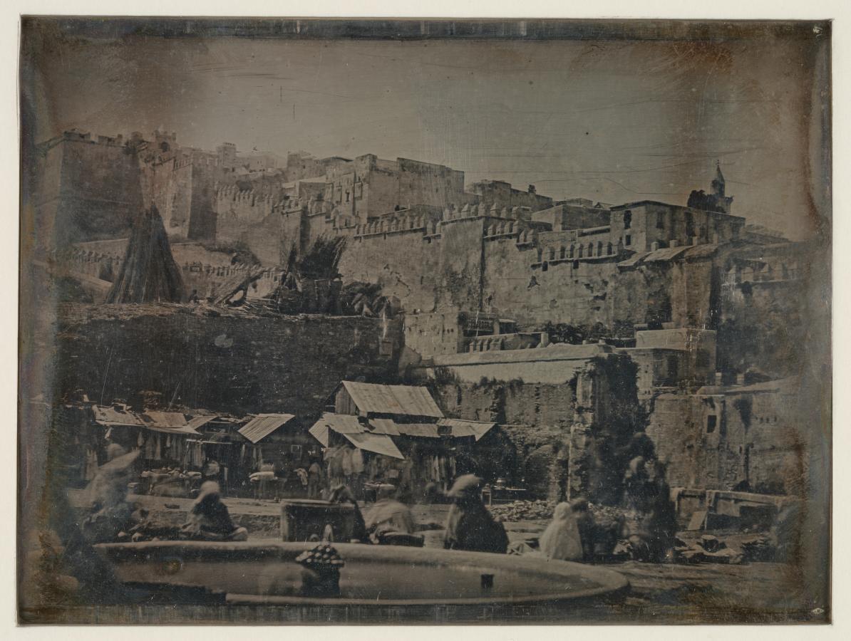 Image numérisée de la vue vue extérieure porte sur la partie sud de l’enceinte ottomane de la ville d’Alger au niveau de la Porte Bab-Azoun