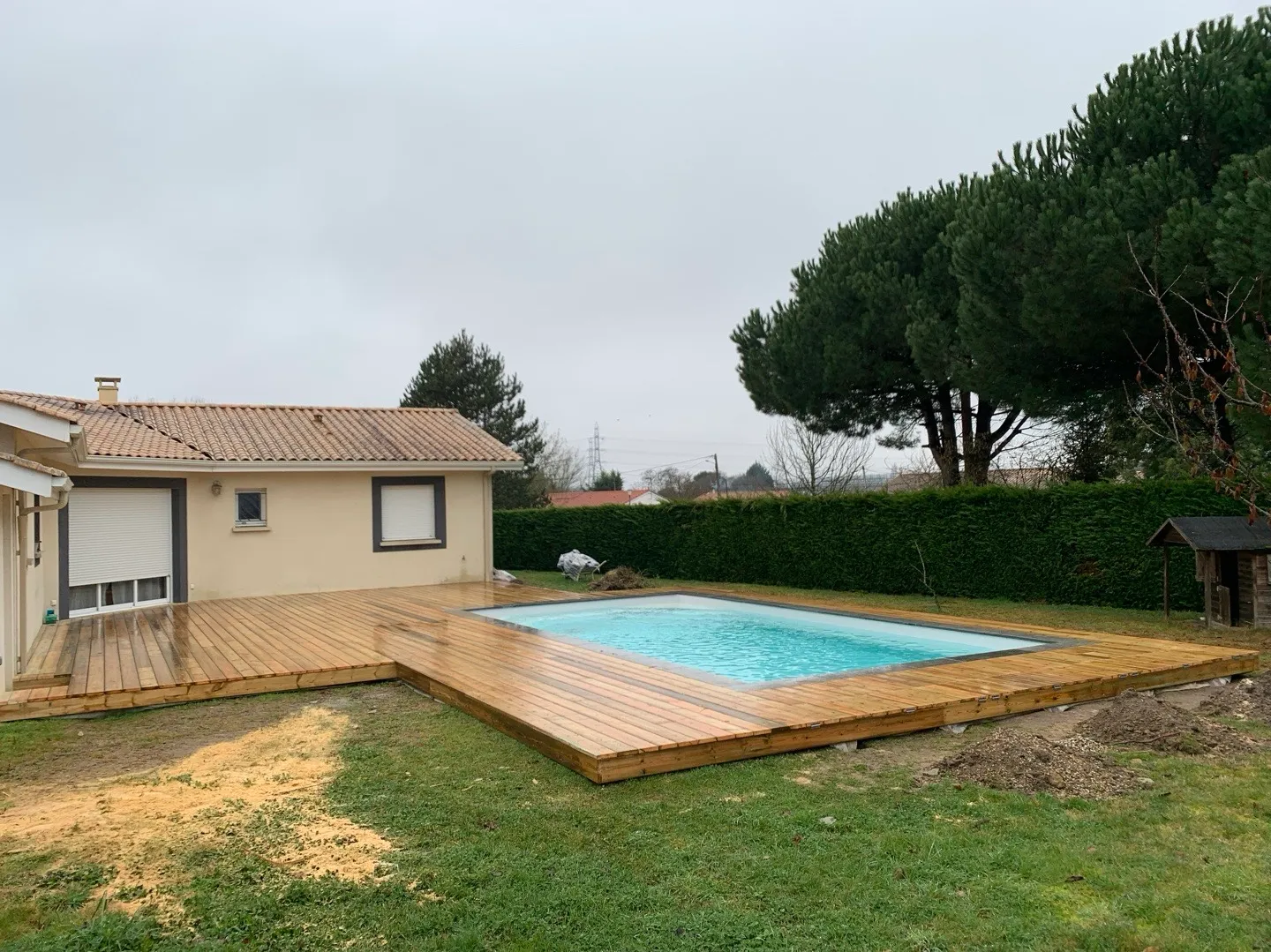 Pose d’une terrasse en Pin vert