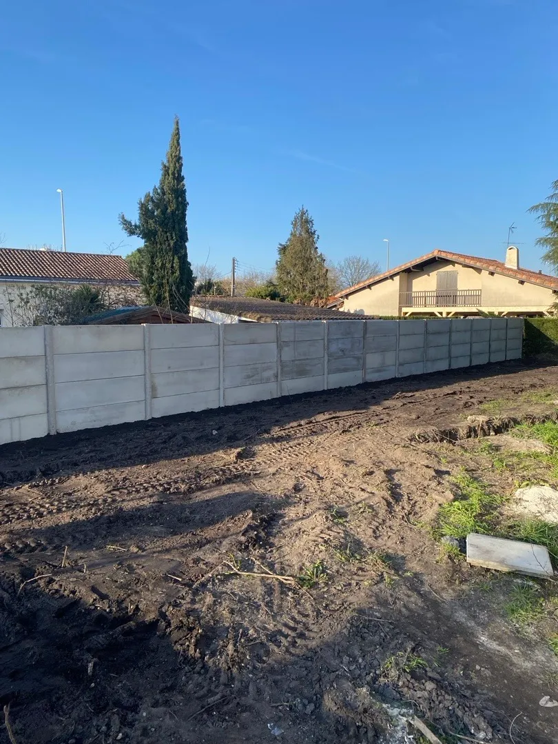 Clôture poteaux plaque béton