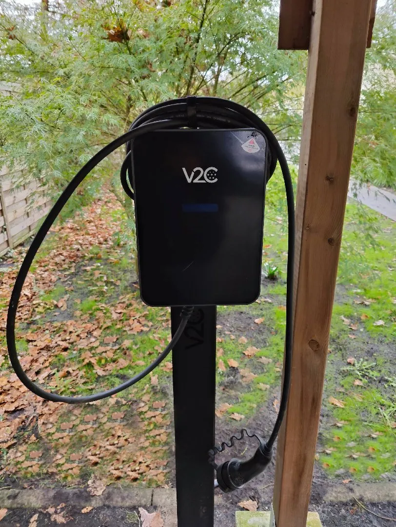 Borne de recharge pour véhicule électrique couplée à une production photovoltaïque.