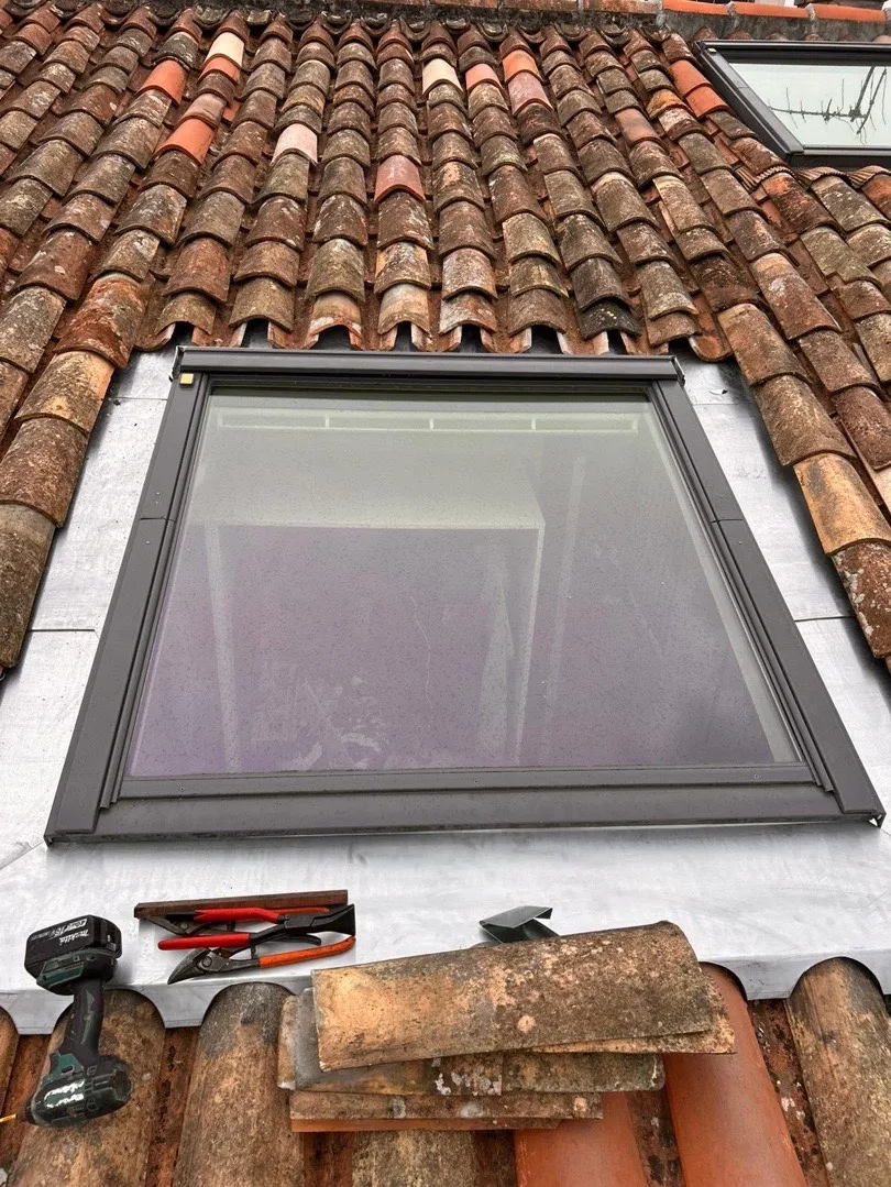 Entourage de Velux en zinc sur toiture à faible pente