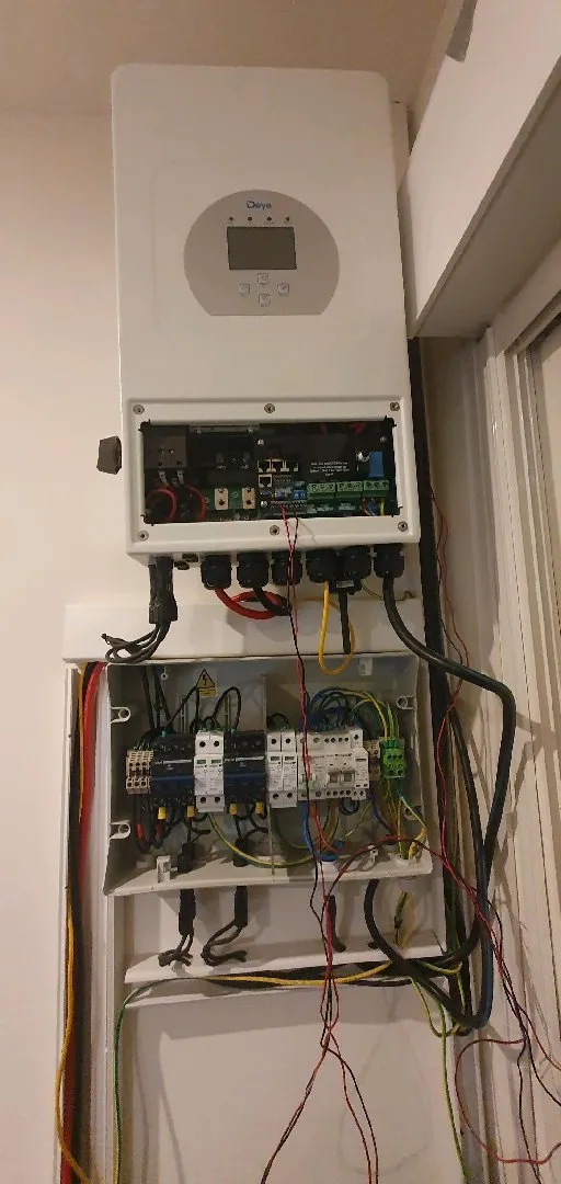 en cours d un chantier avec onduleur deye et batterie